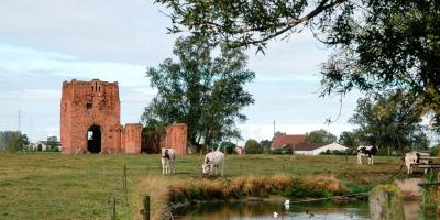 Foto van een monument in een landelijk landschap